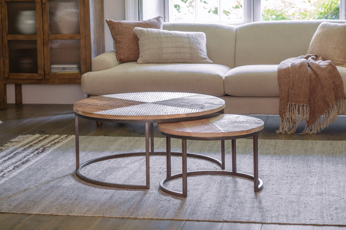 Tables basses gigognes Aasha en bois de manguier sculpté et fer - Naturel - (Lot de 2)