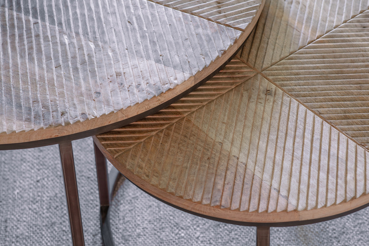 Tables basses gigognes Aasha en bois de manguier sculpté et fer - Naturel - (Lot de 2)