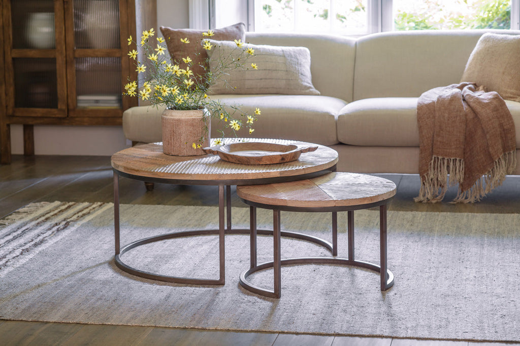 Tables basses gigognes Aasha en bois de manguier sculpté et fer - Naturel - (Lot de 2)