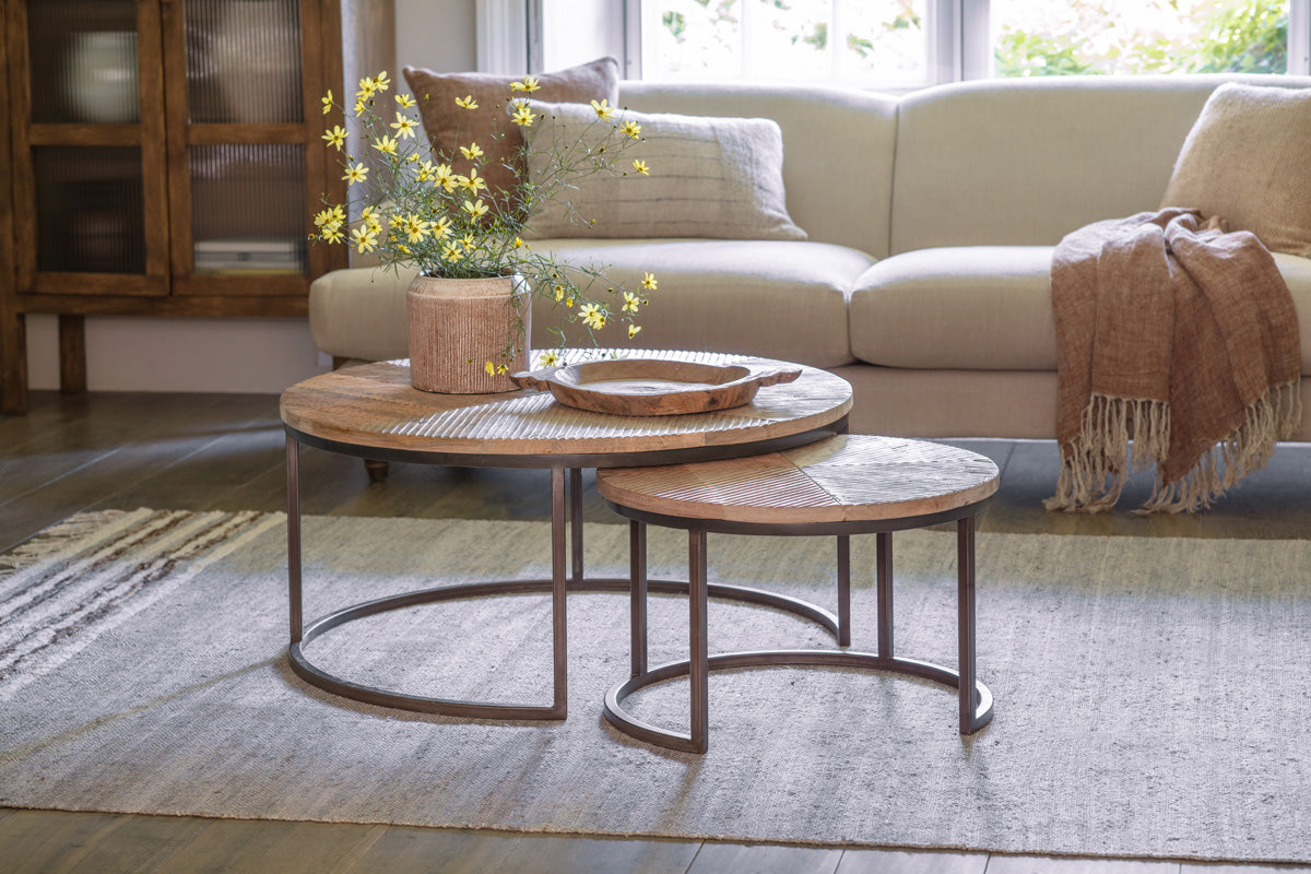 Tables basses gigognes Aasha en bois de manguier sculpté et fer - Naturel - (Lot de 2)