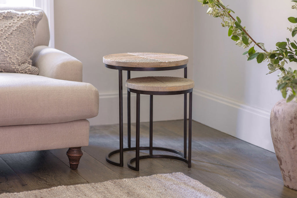 Tables d'appoint gigognes Aasha en bois de manguier sculpté et fer - Naturel - (Lot de 2)