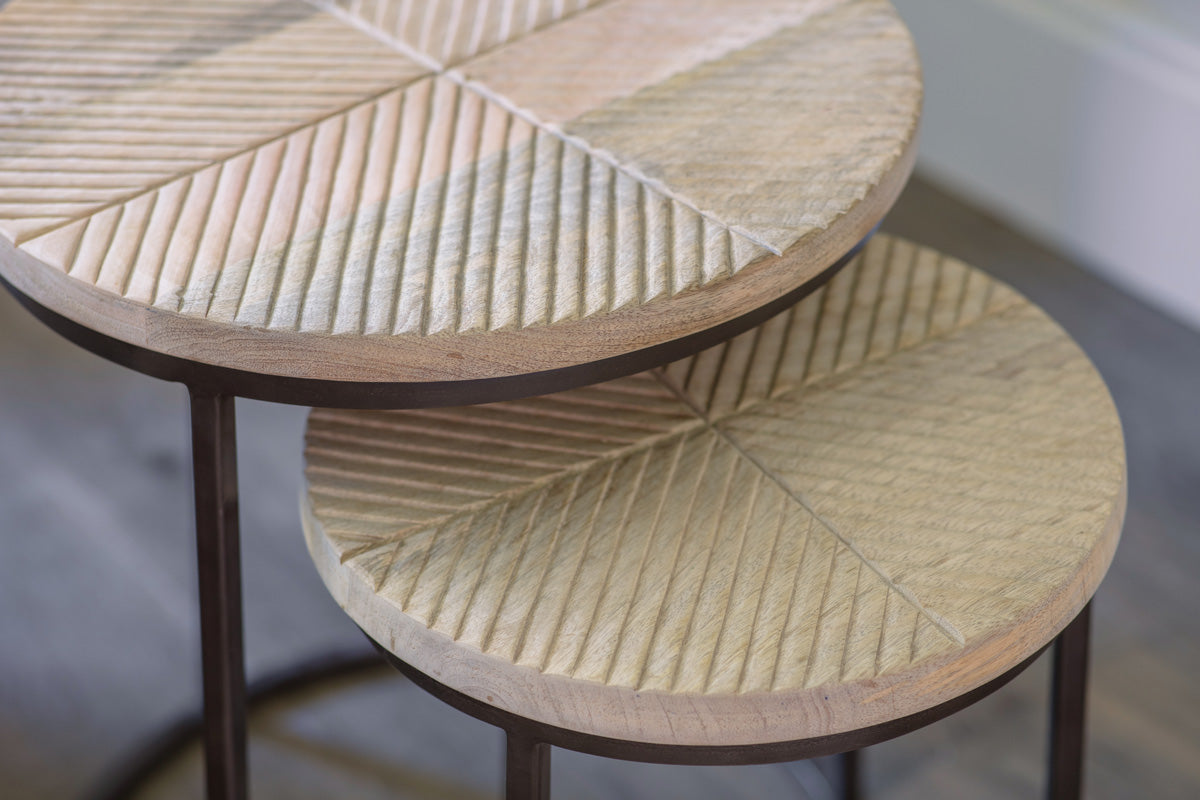 Tables d'appoint gigognes Aasha en bois de manguier sculpté et fer - Naturel - (Lot de 2)