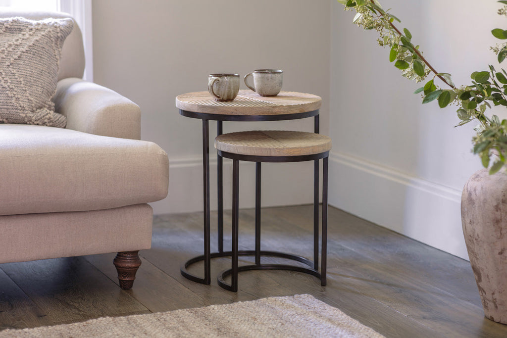 Tables d'appoint gigognes Aasha en bois de manguier sculpté et fer - Naturel - (Lot de 2)
