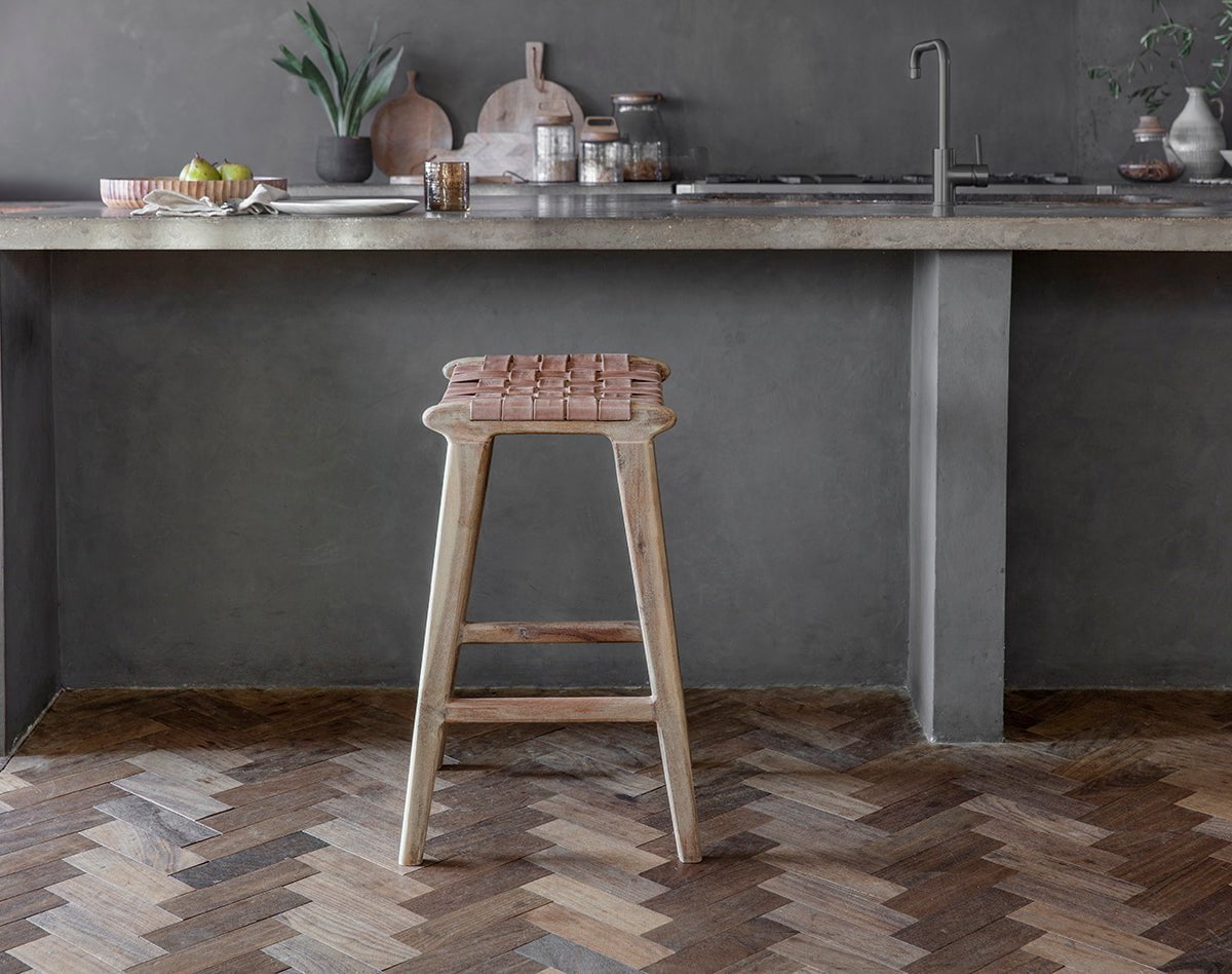 Tabouret de bar Adembi en cuir tressé
