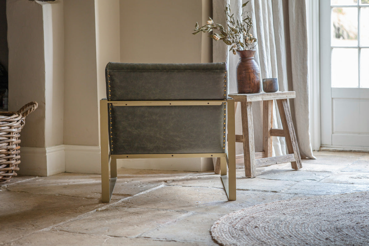 Fauteuil d'appoint Adra en cuir et laiton - Vert mousse