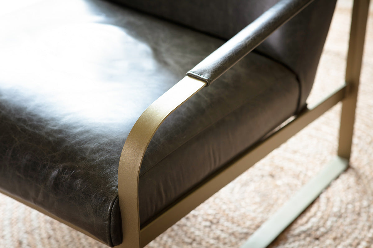 Fauteuil d'appoint Adra en cuir et laiton - Vert mousse