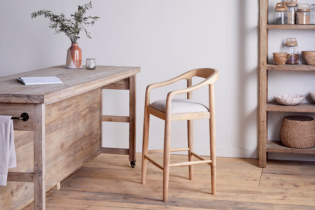 Chaise de comptoir Anbu en bois de manguier naturel, revêtue de tissu - Naturel