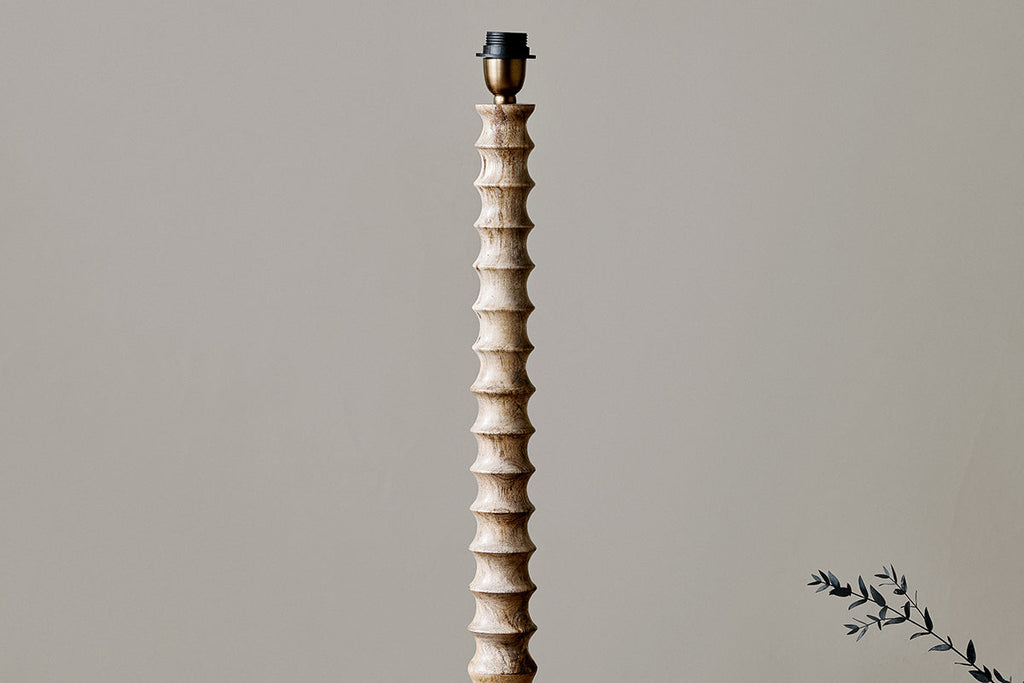 Lampadaire Avisa en bois de manguier