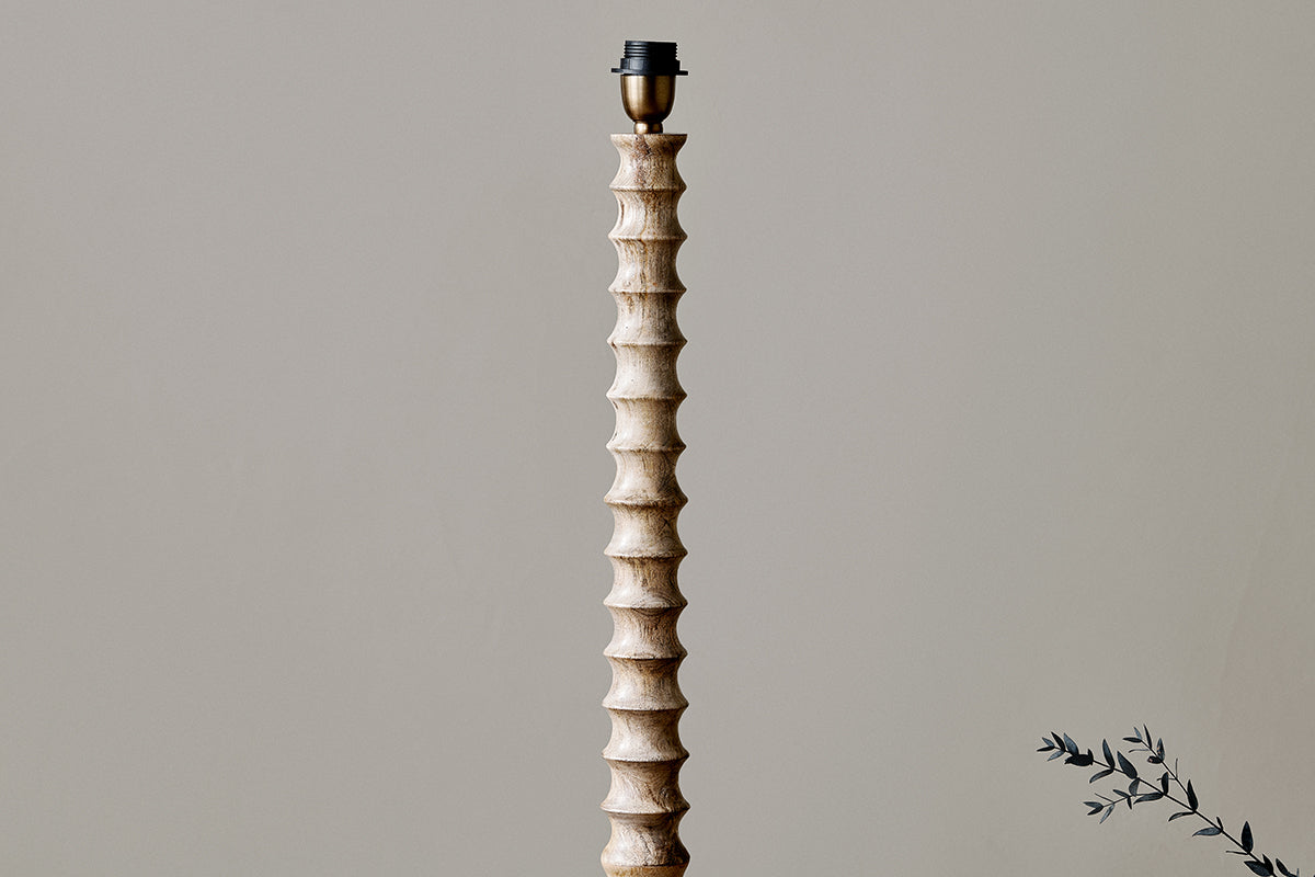 Lampadaire Avisa en bois de manguier