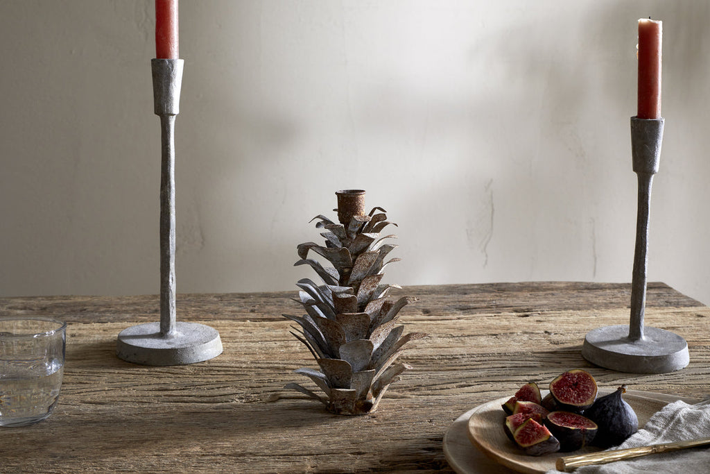 Bougeoir en forme de pomme de pin Elagalu - Zinc