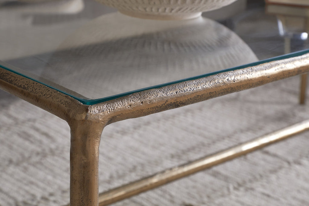 Table basse Gilasi en métal coulé et verre - Laiton antique