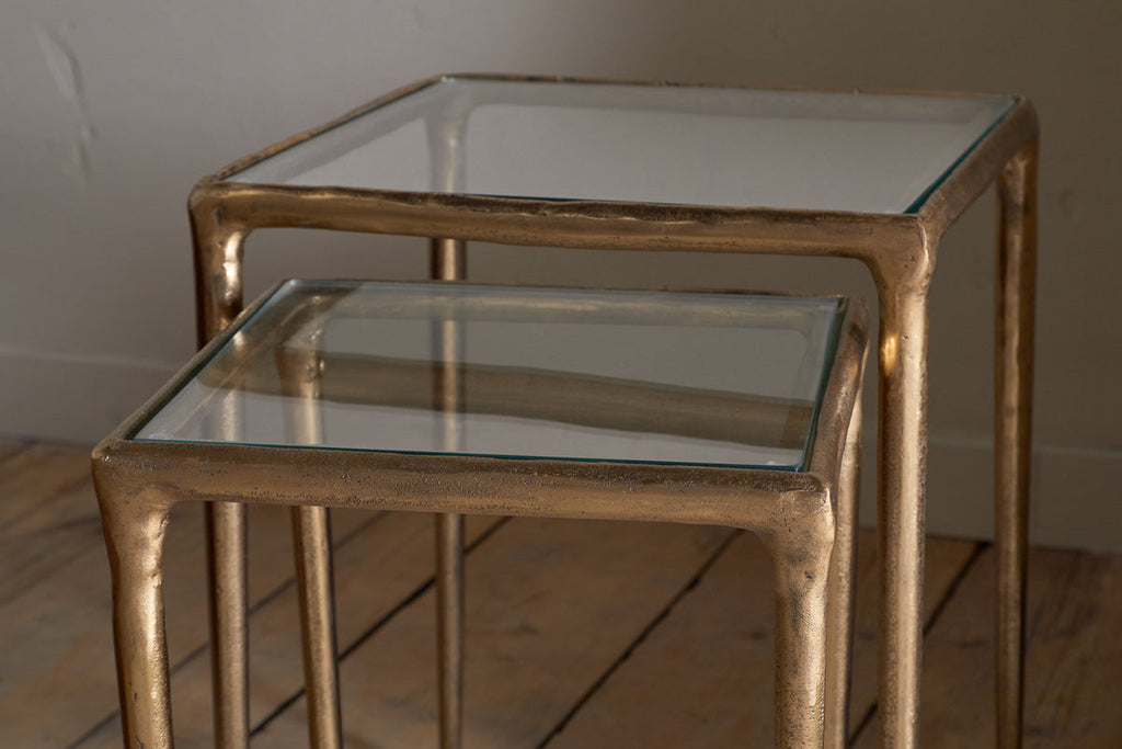 Tables d'appoint gigognes Gilasi en métal coulé et verre - Laiton antique (lot de 2)