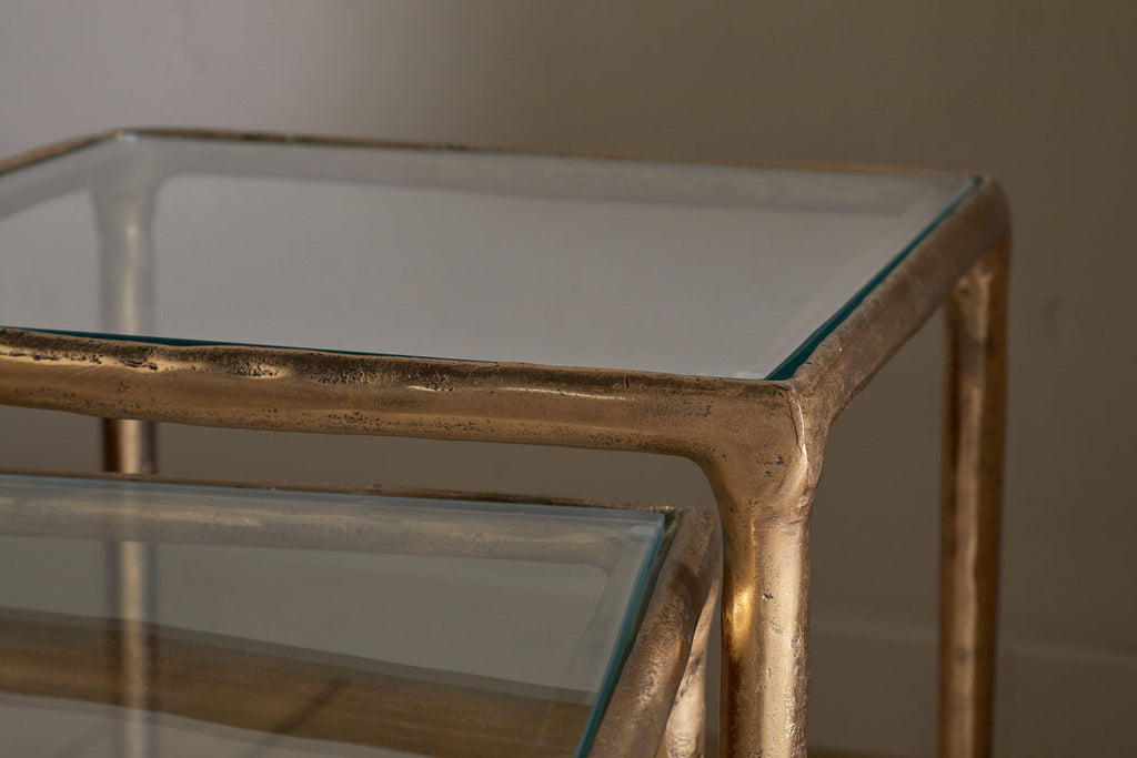 Tables d'appoint gigognes Gilasi en métal coulé et verre - Laiton antique (lot de 2)