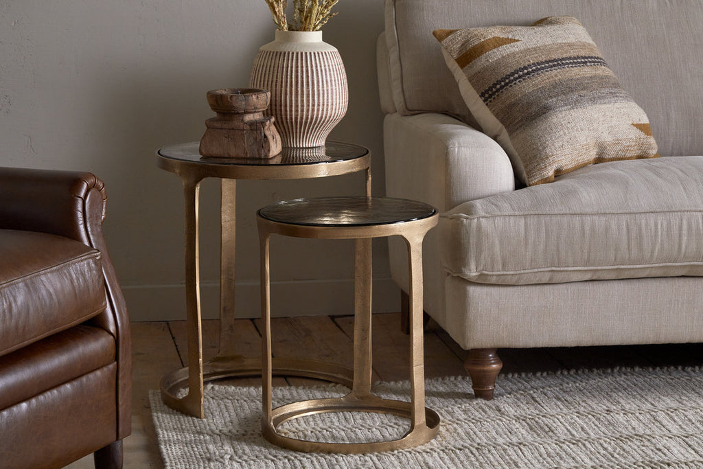 Tables d'appoint gigognes Khidki en métal coulé et verre - Laiton antique (lot de 2)