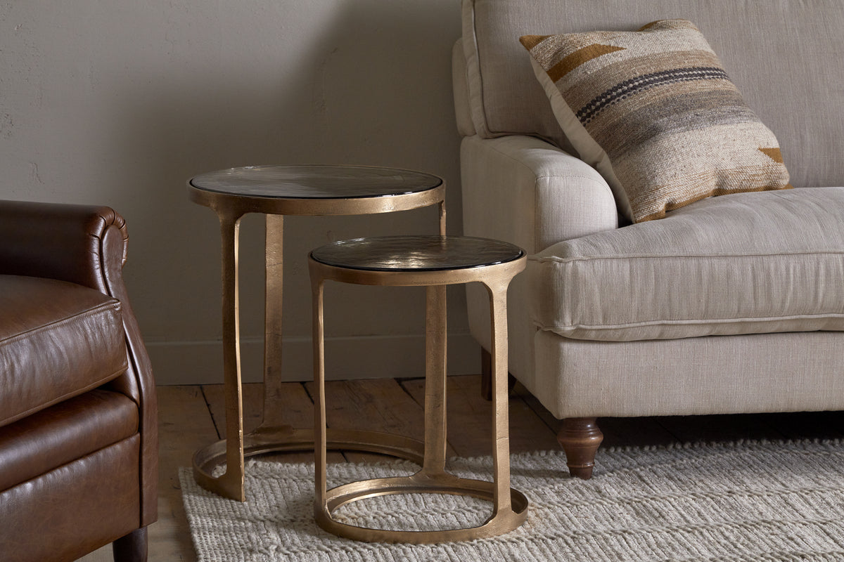 Tables d'appoint gigognes Khidki en métal coulé et verre - Laiton antique (lot de 2)