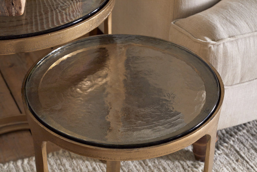 Tables d'appoint gigognes Khidki en métal coulé et verre - Laiton antique (lot de 2)