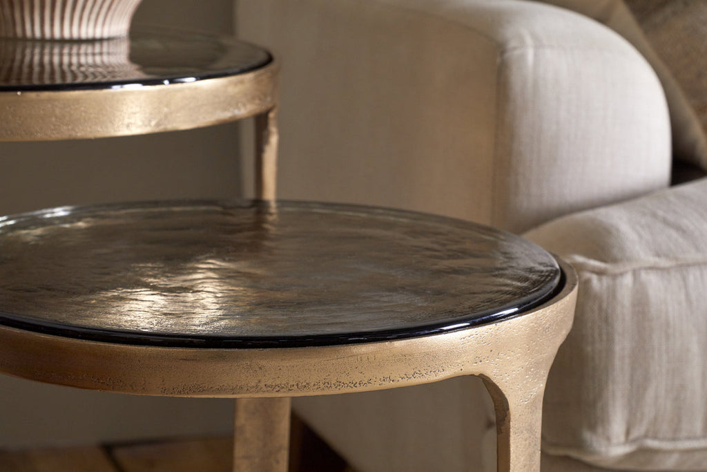 Tables d'appoint gigognes Khidki en métal coulé et verre - Laiton antique (lot de 2)