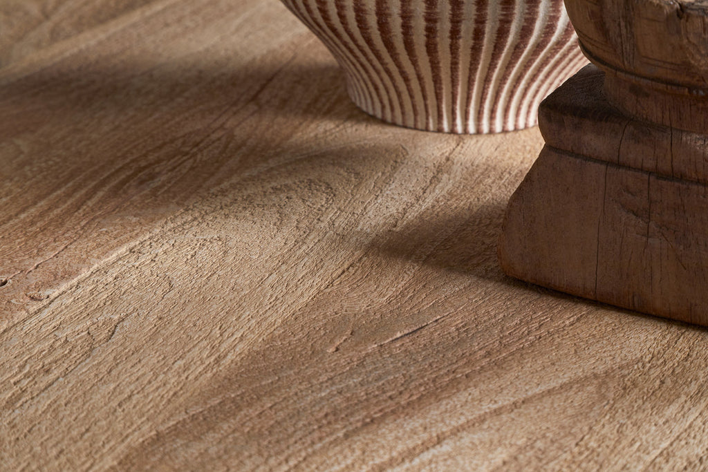 Table basse ronde sculptée Laya - Naturelle