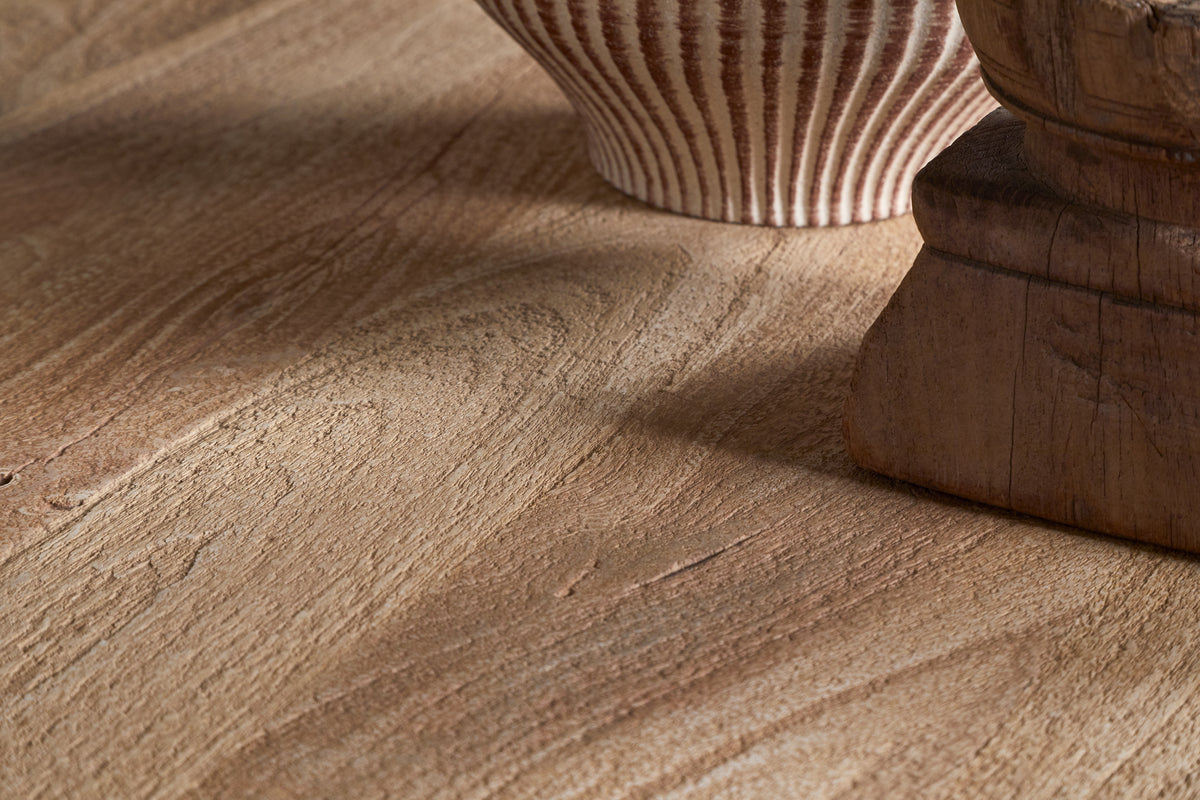 Table basse ronde sculptée Laya - Naturelle