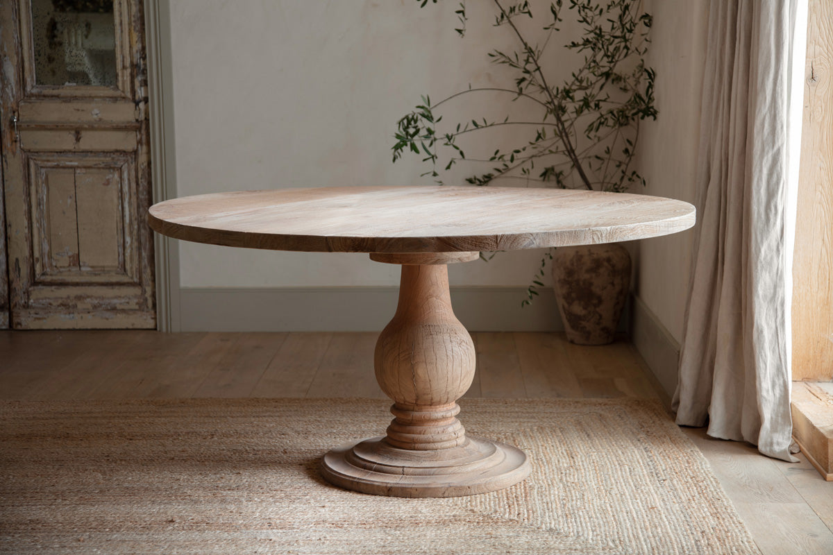 Table ronde Laya en bois sculpté - Grande