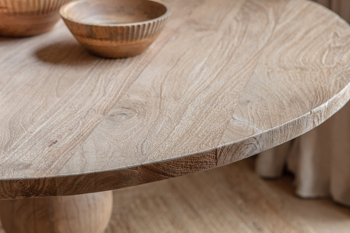 Table ronde Laya en bois sculpté - Grande