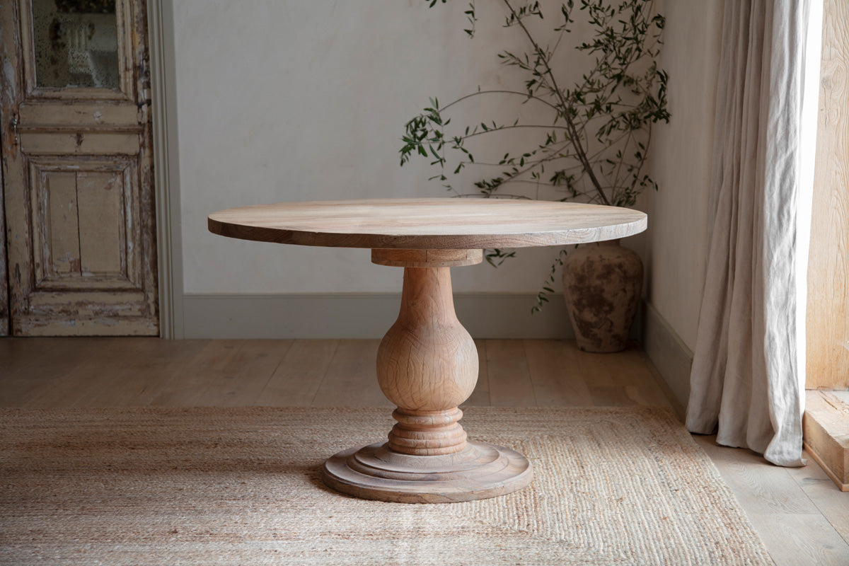 Table ronde Laya en bois sculpté - Petite