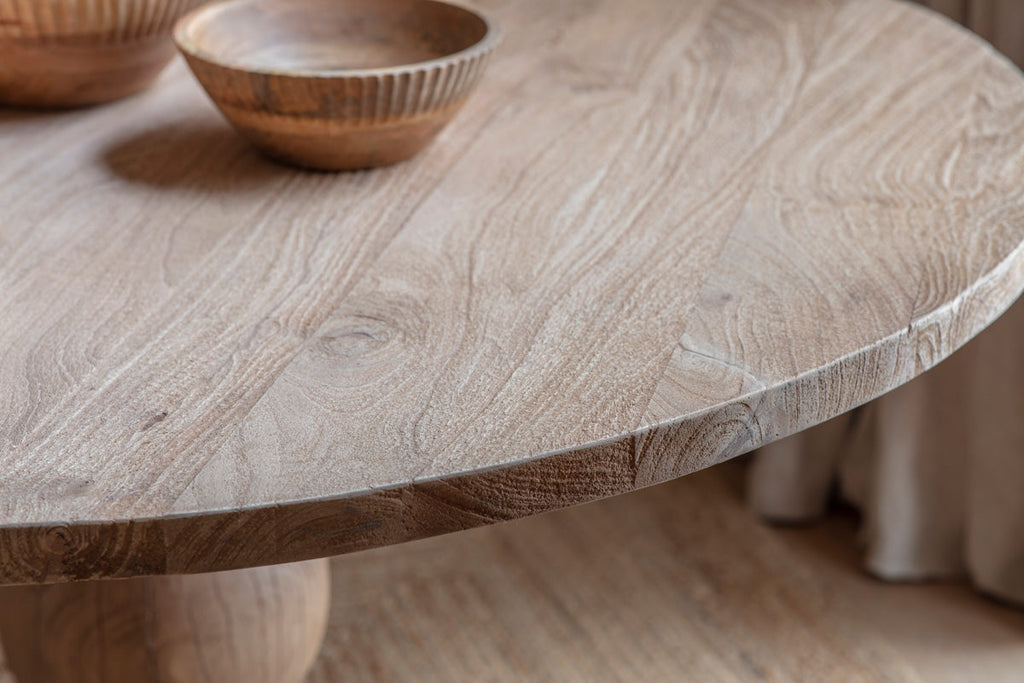 Table ronde Laya en bois sculpté - Petite