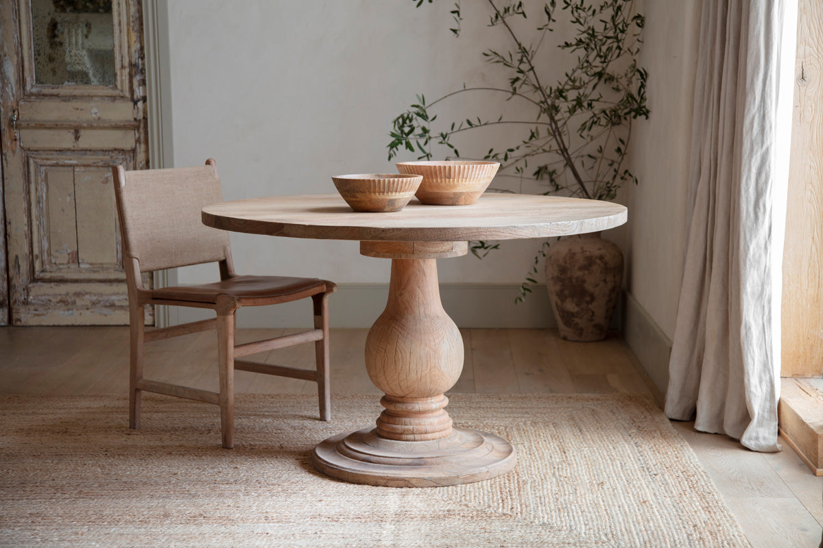 Table ronde Laya en bois sculpté - Petite