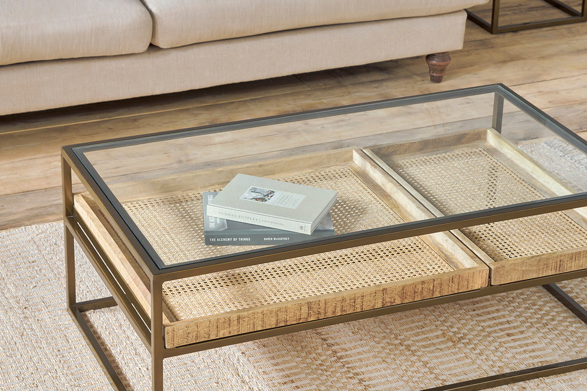 Table basse d'exposition en fer et bois de manguier de Luzon - Laiton