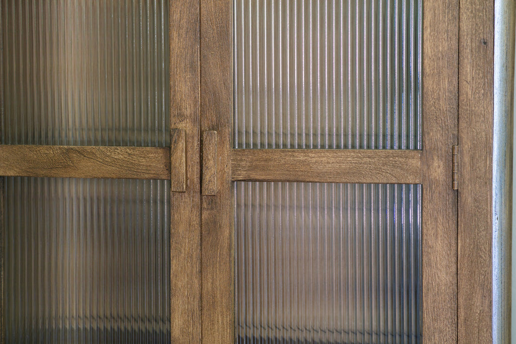 Vitrine Mendani en bois de manguier et verre cannelé - Teinte noyer
