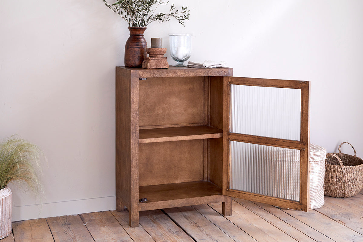 Meuble bas Mendani en bois de manguier et verre cannelé - Teinte noyer