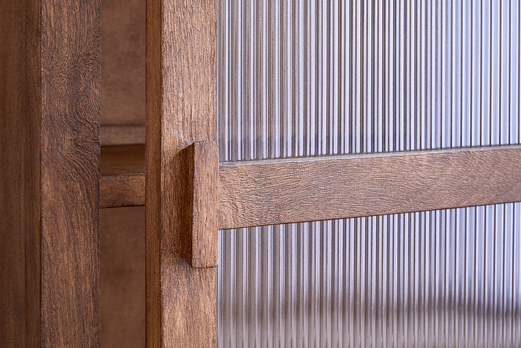 Meuble bas Mendani en bois de manguier et verre cannelé - Teinte noyer