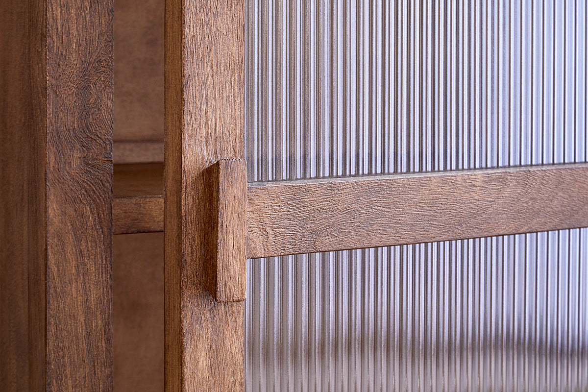 Meuble bas Mendani en bois de manguier et verre cannelé - Teinte noyer