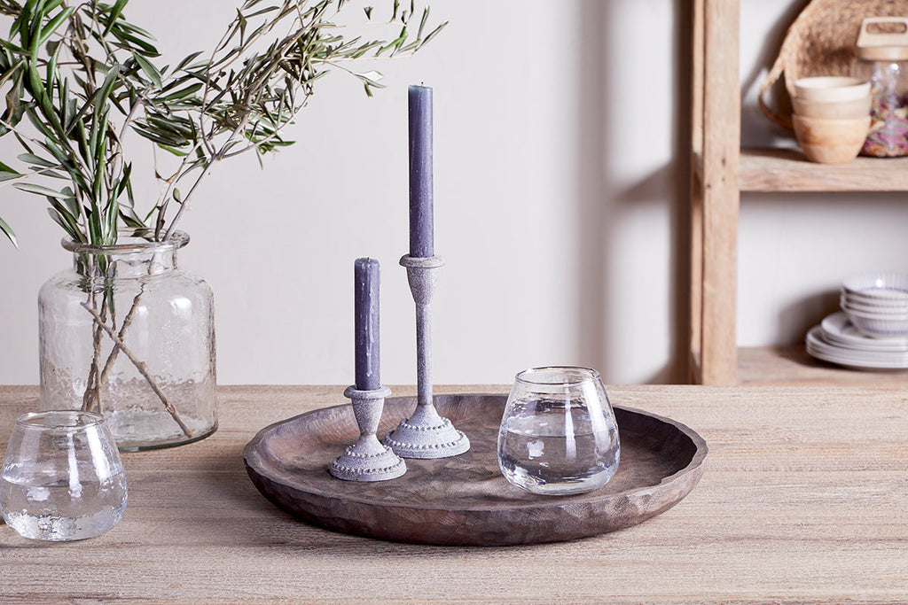 Plateau rond Nyati en bois de manguier gravé - Foncé