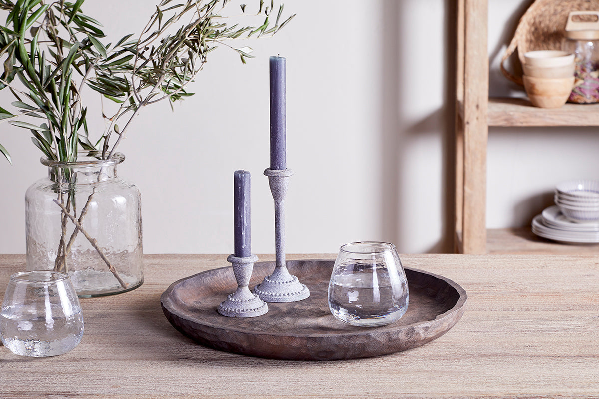 Plateau rond Nyati en bois de manguier gravé - Foncé