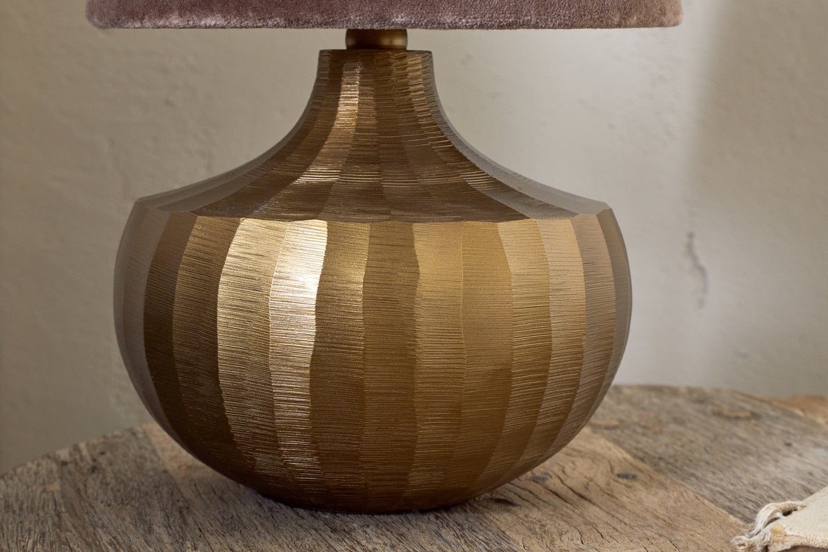 Lampe de table Sakiti en aluminium moulé - Laiton antique