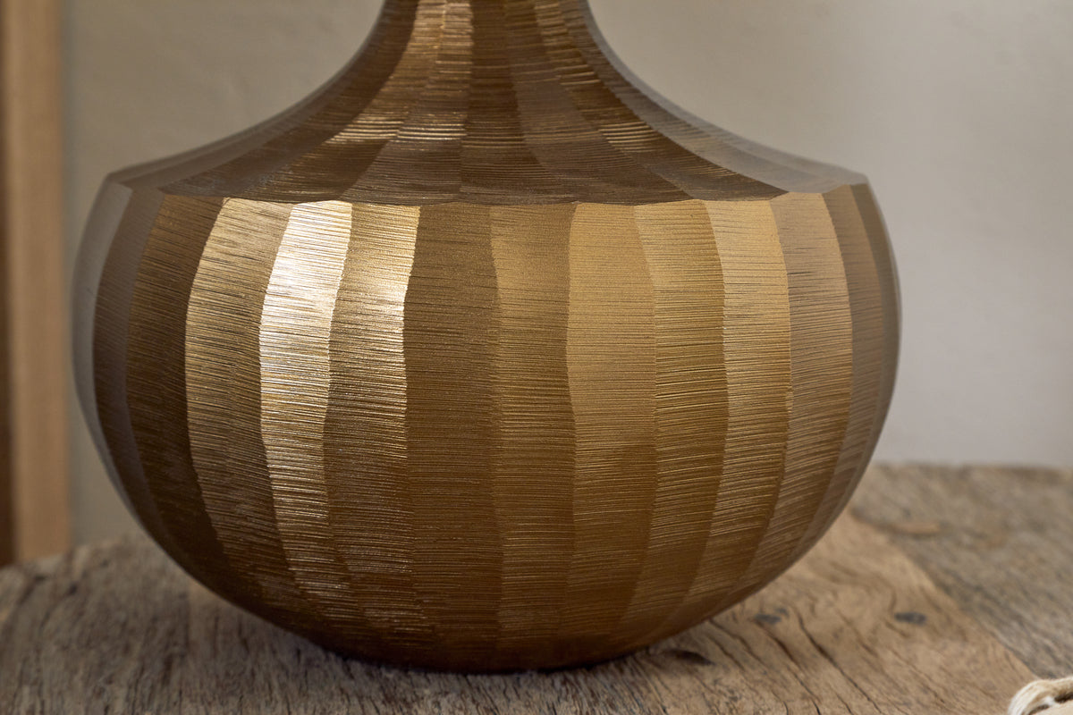 Lampe de table Sakiti en aluminium moulé - Laiton antique