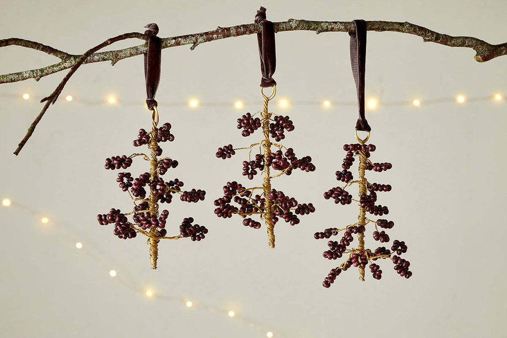 Boules de Noël en bois de manguier Tanu - Laiton et rubis (Lot de 3)