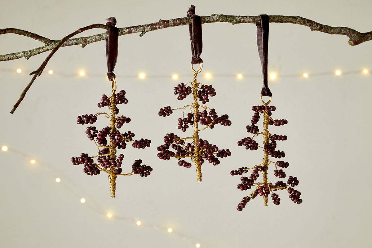 Boules de Noël en bois de manguier Tanu - Laiton et rubis (Lot de 3)