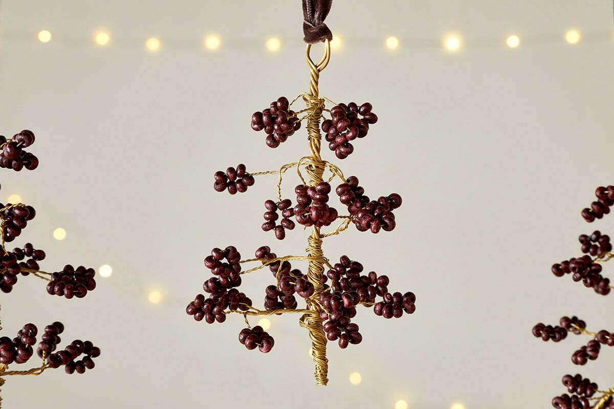 Boules de Noël en bois de manguier Tanu - Laiton et rubis (Lot de 3)