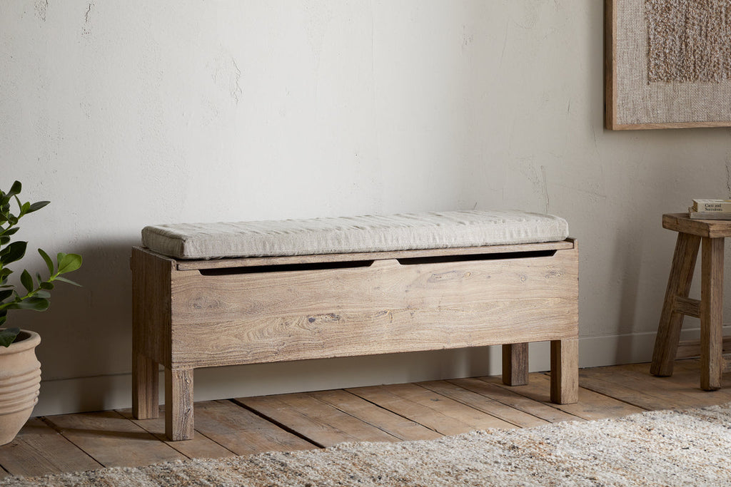 Banc de rangement Teni en bois recyclé avec coussin en lin rembourré - Naturel