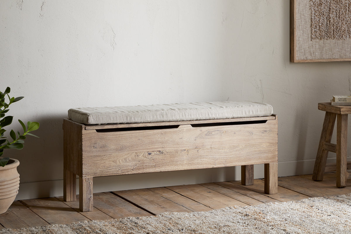 Banc de rangement Teni en bois recyclé avec coussin en lin rembourré - Naturel