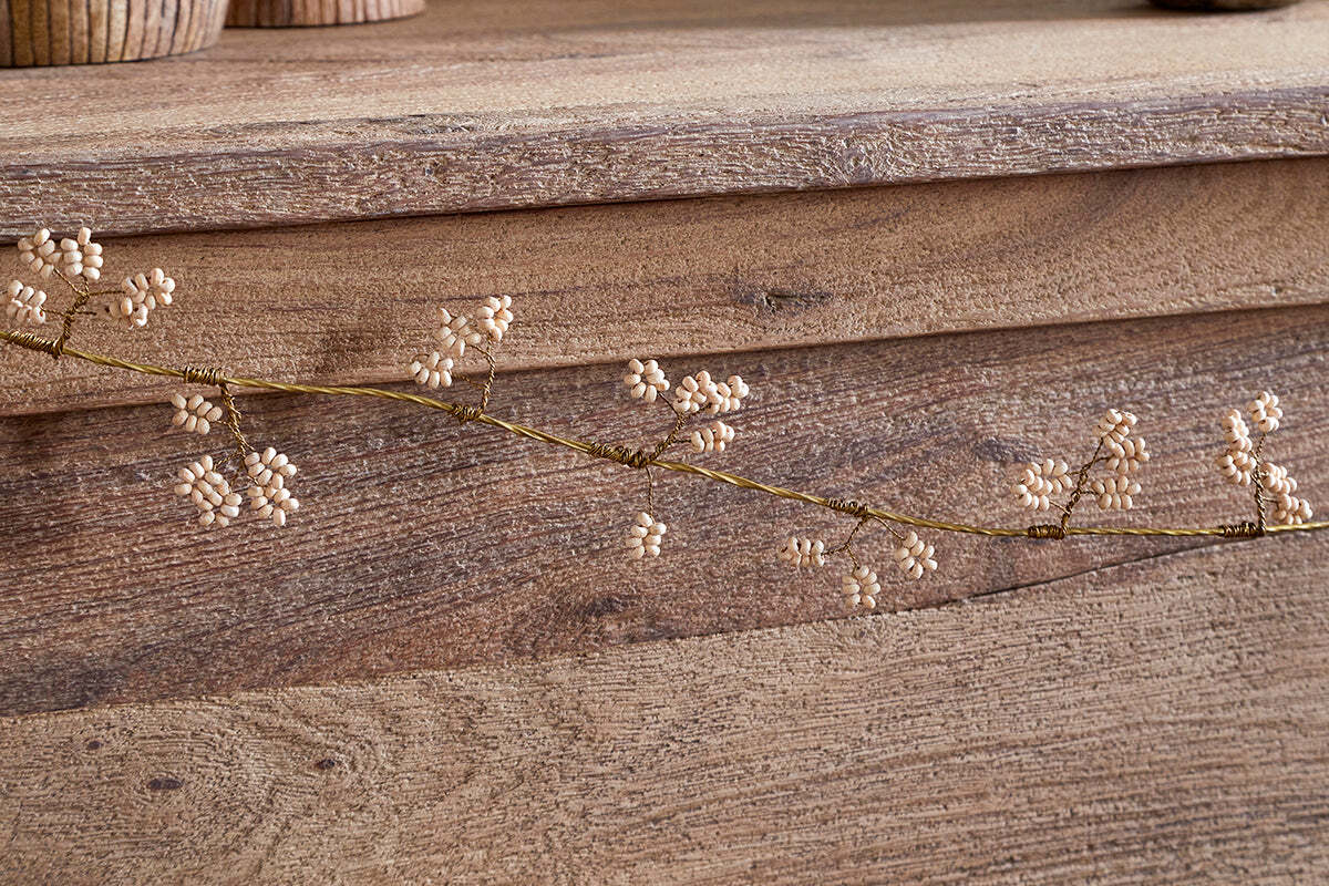 Guirlande de perles en bois de manguier Tanu - Laiton et naturel