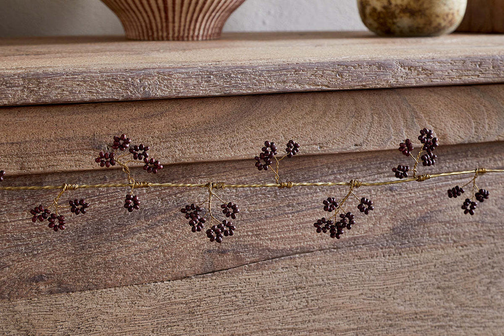 Guirlande de perles en bois de manguier Tanu - Laiton et rubis