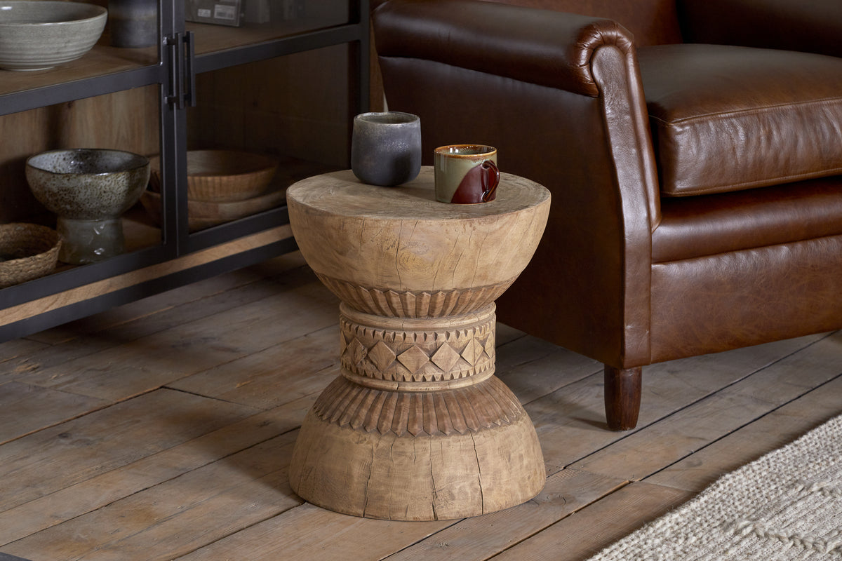 Table d'appoint sculptée Taru - Naturelle