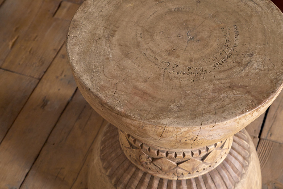 Table d'appoint sculptée Taru - Naturelle
