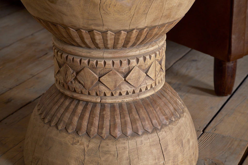 Table d'appoint sculptée Taru - Naturelle
