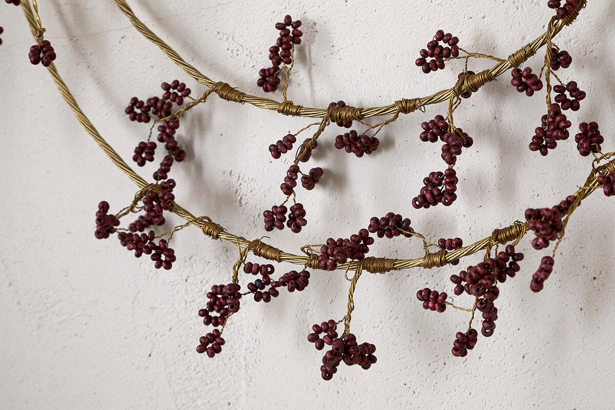 Couronne de perles en bois de manguier Tanu à plusieurs couches - Laiton et rubis