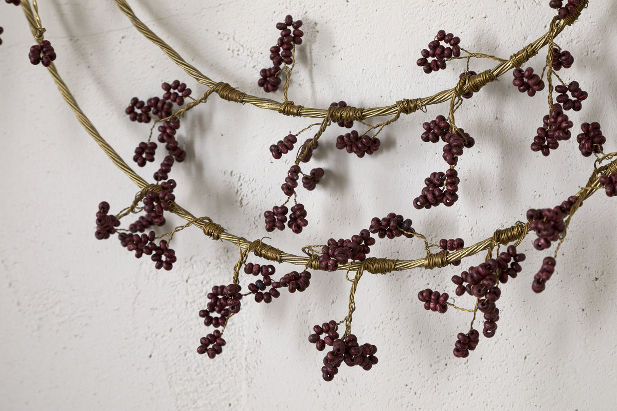 Couronne de perles en bois de manguier Tanu à plusieurs couches - Laiton et rubis