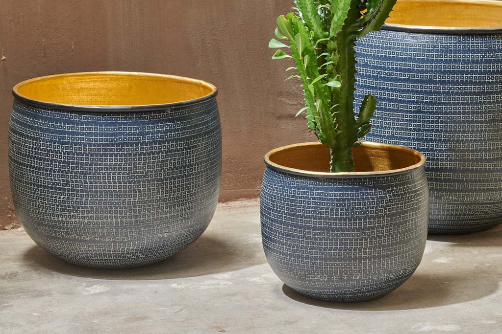 Pot de fleurs Tembesi gravé - Noir antique et laiton